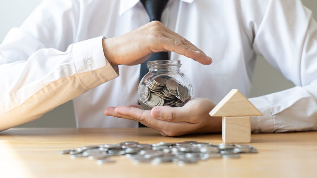 Allisen Rabbinek CO, Person holding coins in a jar